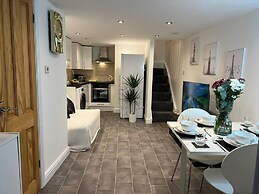 Jacuzzi Spa! Stunning Entire Guest House - Netflix