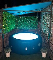 Jacuzzi Spa! Stunning Entire Guest House - Netflix