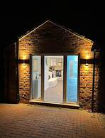 Jacuzzi Spa! Stunning Entire Guest House - Netflix