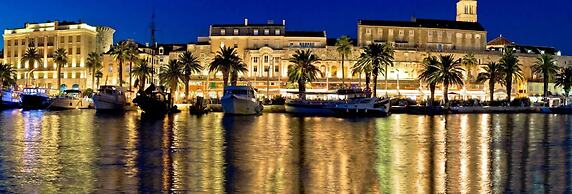 Authentic apt in Stone House, at the top Location