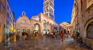 Authentic apt in Stone House, at the top Location