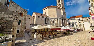 Authentic apt in Stone House, at the top Location