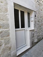 Authentic apt in Stone House, at the top Location