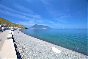 Seafront Apartment - Beach in front