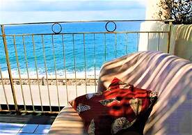 Seafront Apartment - Beach in front