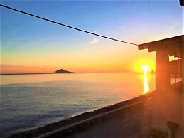Seafront Apartment - Beach in front