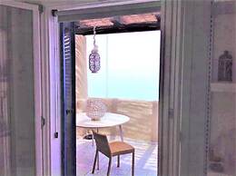 Seafront Apartment - Beach in front