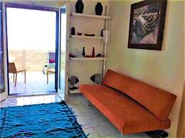 Seafront Apartment - Beach in front