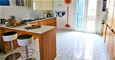 Seafront Apartment - Beach in front