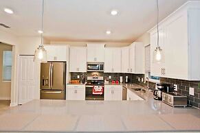 Storey Lake 7 Bedroom With Extra Large Bedrooms! 7 Home by RedAwning