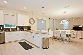 Storey Lake 7 Bedroom With Extra Large Bedrooms! 7 Home by RedAwning