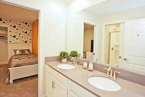 Storey Lake 7 Bedroom With Extra Large Bedrooms! 7 Home by RedAwning