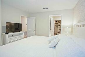 Storey Lake 7 Bedroom With Extra Large Bedrooms! 7 Home by RedAwning