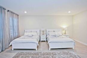 Storey Lake 7 Bedroom With Extra Large Bedrooms! 7 Home by RedAwning