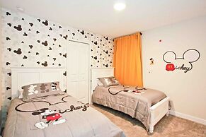 Storey Lake 7 Bedroom With Extra Large Bedrooms! 7 Home by RedAwning