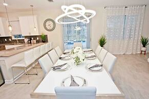 Storey Lake 7 Bedroom With Extra Large Bedrooms! 7 Home by RedAwning