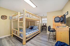 Strollin' Bear 3 Bedroom Home by RedAwning