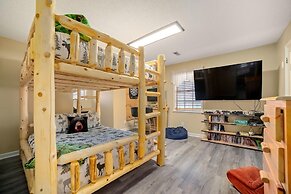 Strollin' Bear 3 Bedroom Home by RedAwning