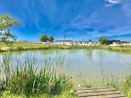 Lodge - Sleeps 8 - Parking, Wifi,