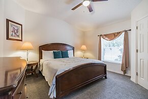 Huge Screened Patio That Overlooks Lake Buck, Near Famous Attractions!