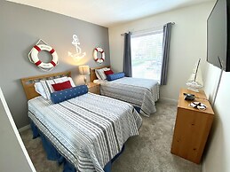 Grand Palm Community, Picnic Benches, Tennis Court and Much More!!