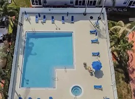 Grand Palm Community, Picnic Benches, Tennis Court and Much More!!