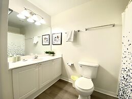 Grand Palm Community, Picnic Benches, Tennis Court and Much More!!