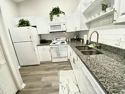 Grand Palm Community, Picnic Benches, Tennis Court and Much More!!