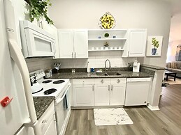 Grand Palm Community, Picnic Benches, Tennis Court and Much More!!