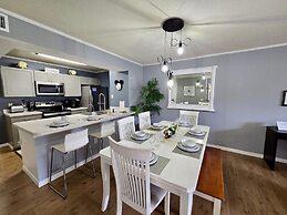 Villas at Island Club Community, Pools, Jacuzzi and More!