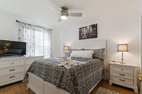 Villas at Island Club Community, Pools, Jacuzzi and More!