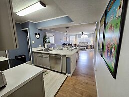 Villas at Island Club Community, Pools, Jacuzzi and More!