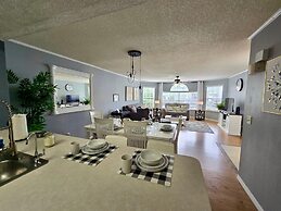 Villas at Island Club Community, Pools, Jacuzzi and More!