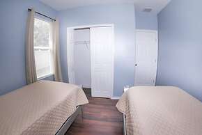 5/4 Pool Home Located in Sunset Ridge Community!