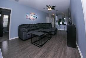 5/4 Pool Home Located in Sunset Ridge Community!