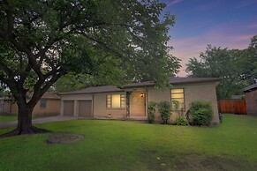 The Harmony Designer Home In Central Dfw 4 Bedroom Home by RedAwning