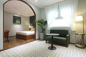 Lanura Apartments and Hotel