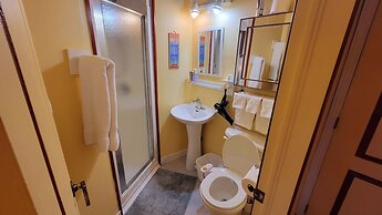 Kokomo Inn - Tropical Riverfront B&B