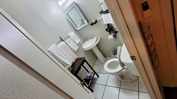 Kokomo Inn - Tropical Riverfront B&B