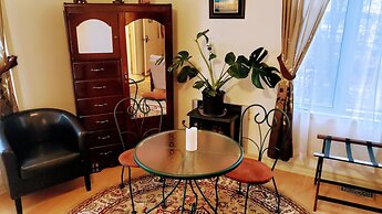 Kokomo Inn - Tropical Riverfront B&B