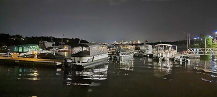 Kokomo Inn - Tropical Riverfront B&B