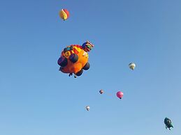 Kokomo Inn - Tropical Riverfront B&B