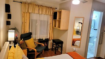 Kokomo Inn - Tropical Riverfront B&B