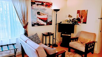 Kokomo Inn - Tropical Riverfront B&B