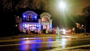 Kokomo Inn - Tropical Riverfront B&B