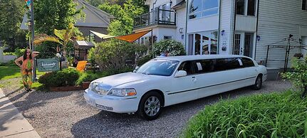 Kokomo Inn - Tropical Riverfront B&B