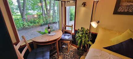 Kokomo Inn - Tropical Riverfront B&B