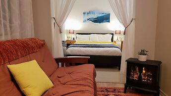 Kokomo Inn - Tropical Riverfront B&B