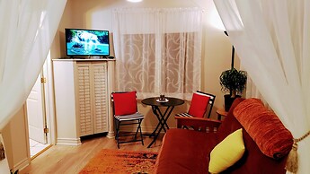 Kokomo Inn - Tropical Riverfront B&B