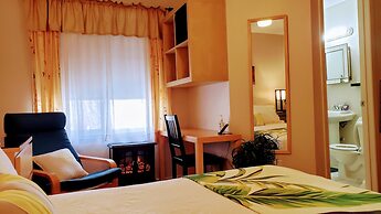 Kokomo Inn - Tropical Riverfront B&B